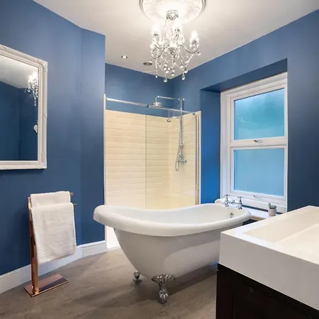 Spacious With Outstanding Views By Letmestay Daire